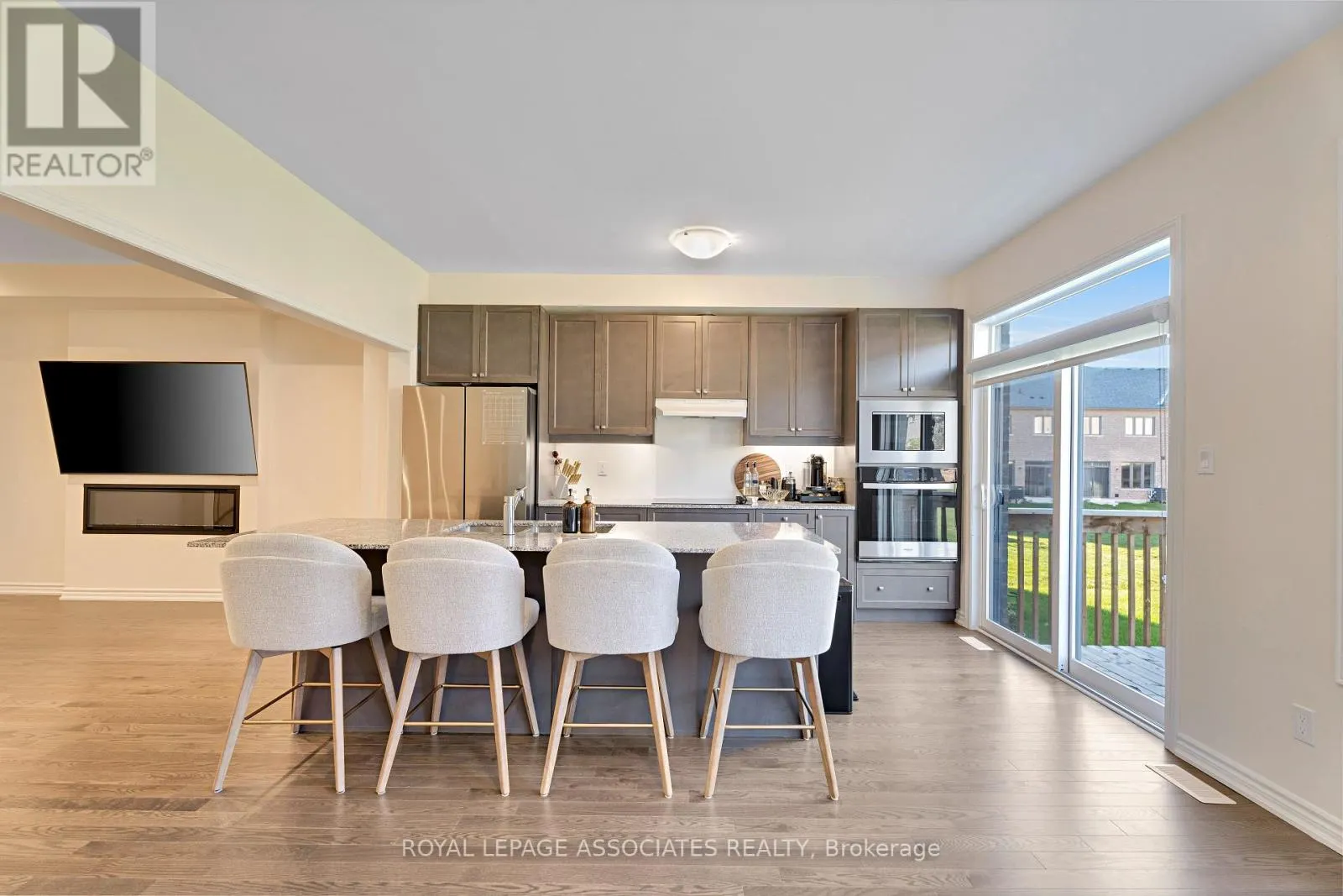 30 MOUNTAINSIDE CRESCENT