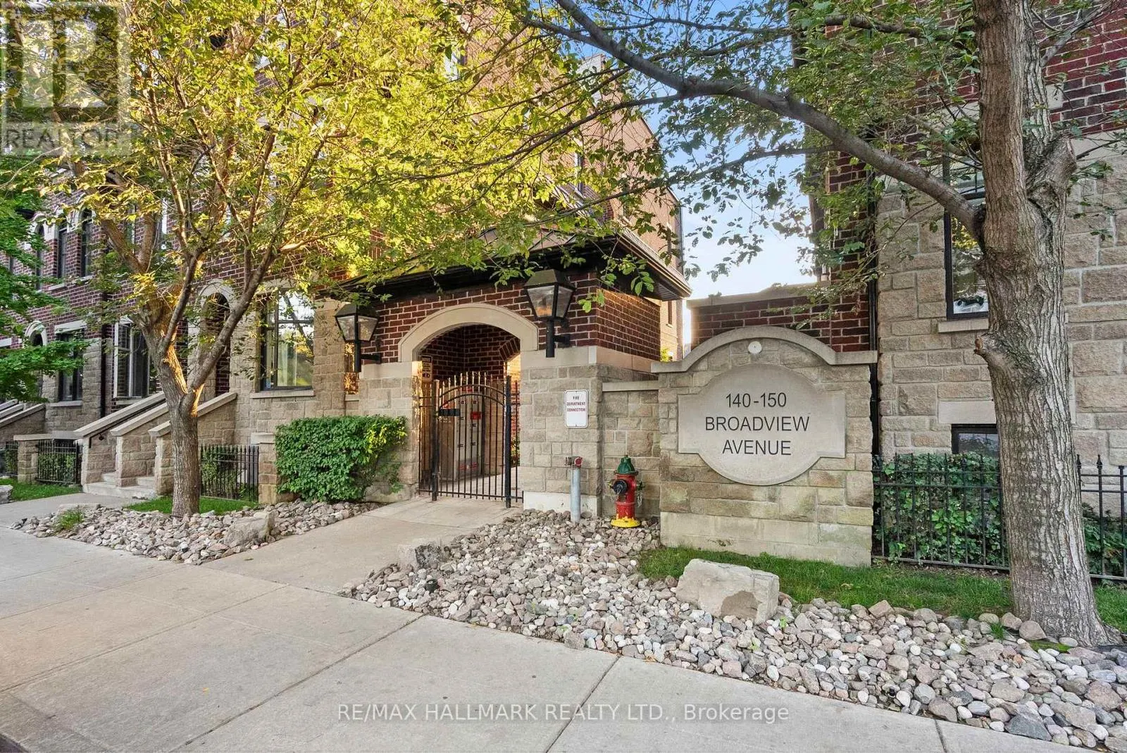 61 - 140 BROADVIEW AVENUE