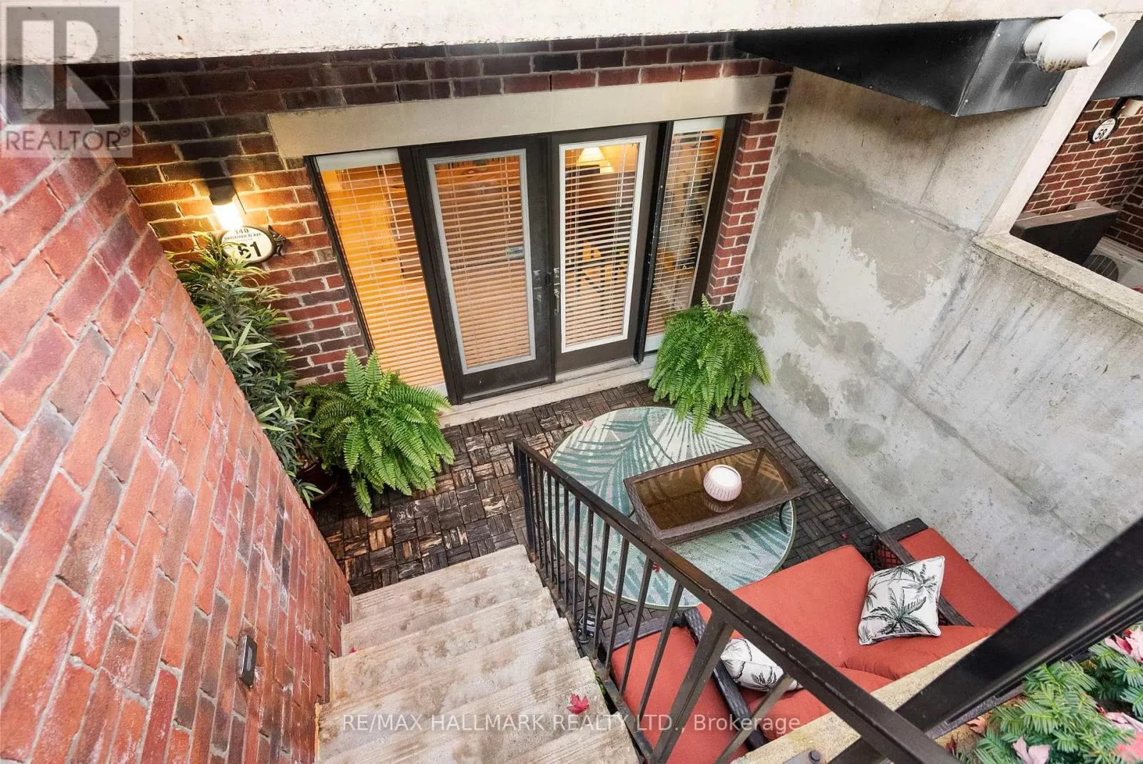 61 - 140 BROADVIEW AVENUE