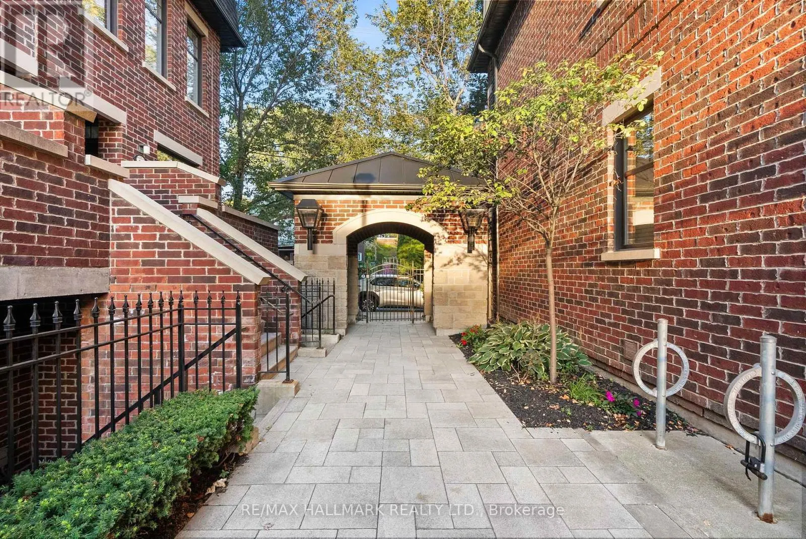 61 - 140 BROADVIEW AVENUE