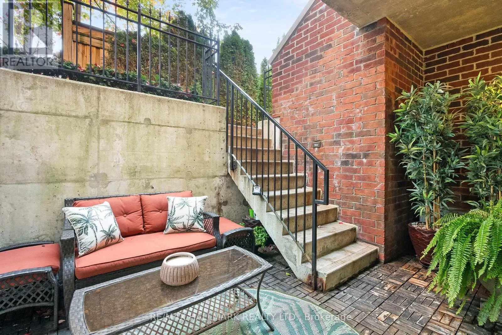61 - 140 BROADVIEW AVENUE