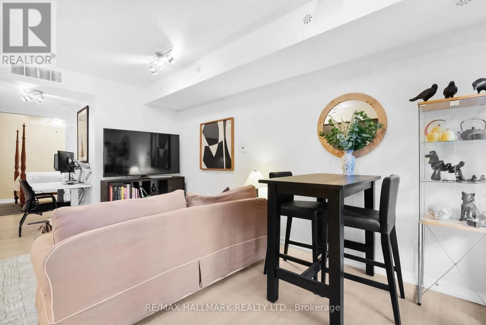 61 - 140 BROADVIEW AVENUE
