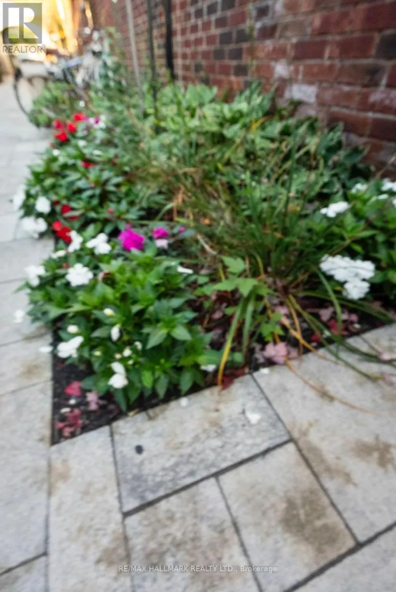 61 - 140 BROADVIEW AVENUE