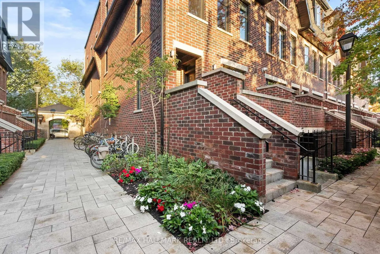 61 - 140 BROADVIEW AVENUE