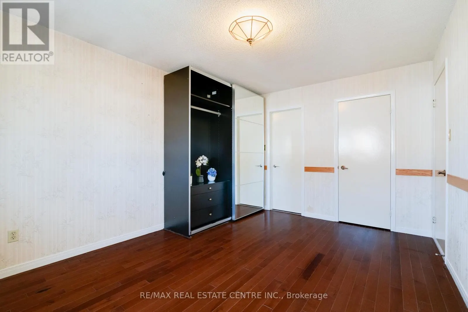 33 MILLHOUSE CRESCENT