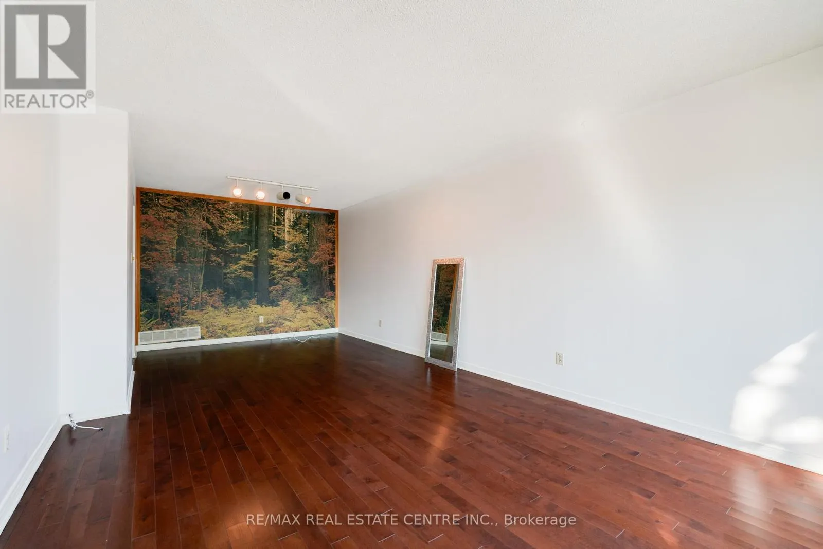 33 MILLHOUSE CRESCENT