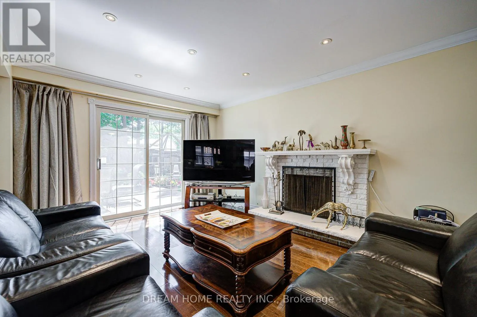 811 HUNTINGWOOD DRIVE