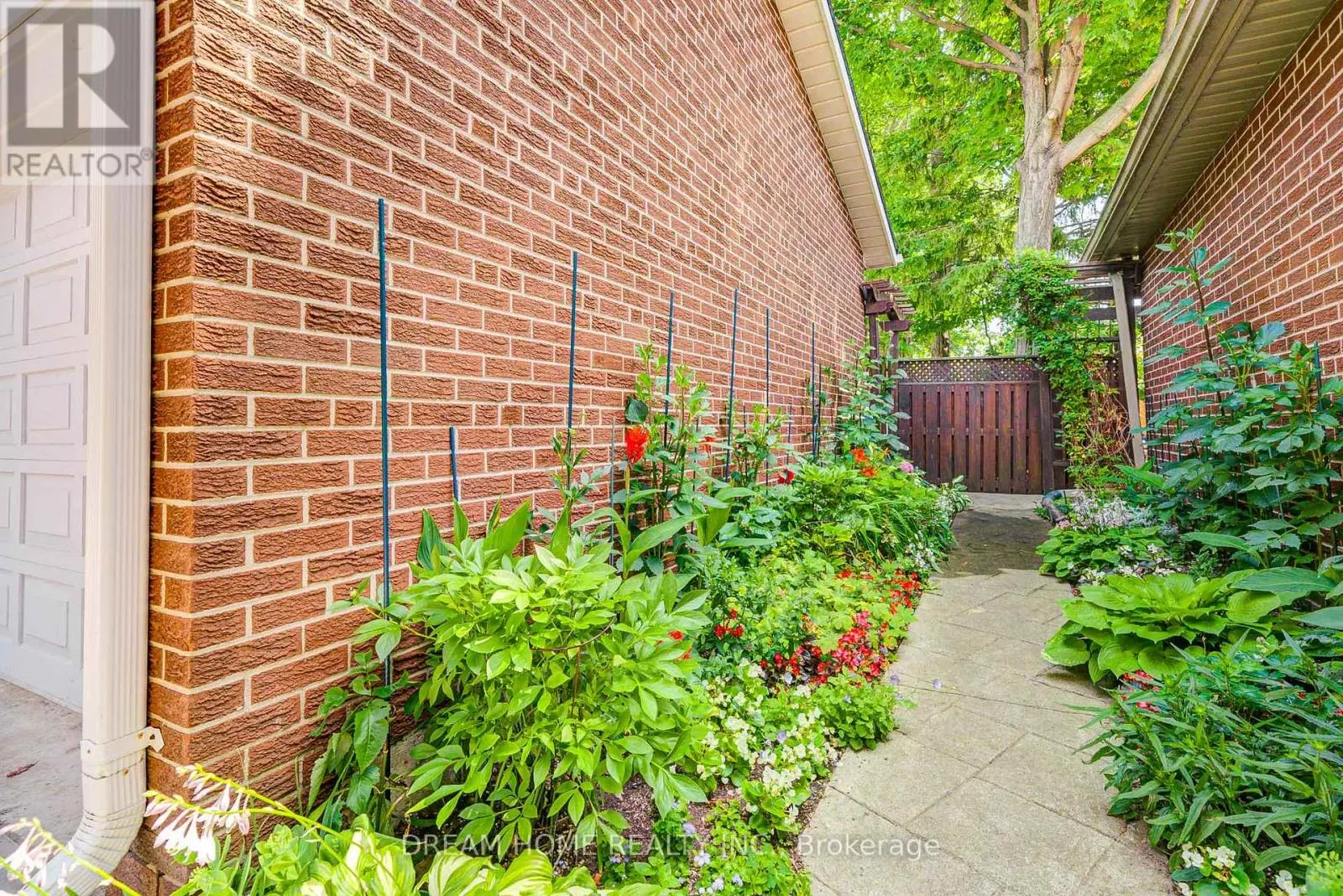 811 HUNTINGWOOD DRIVE