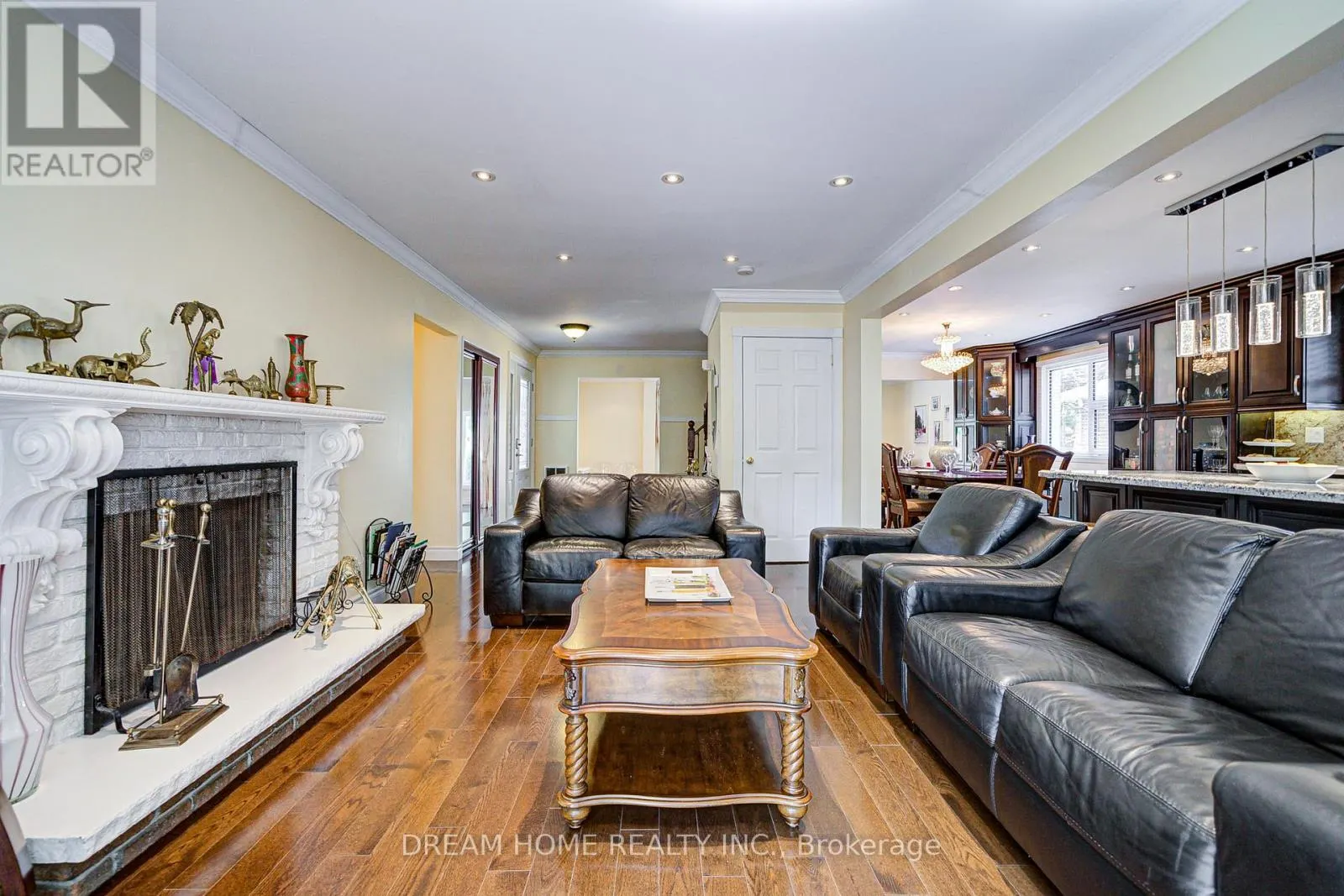 811 HUNTINGWOOD DRIVE