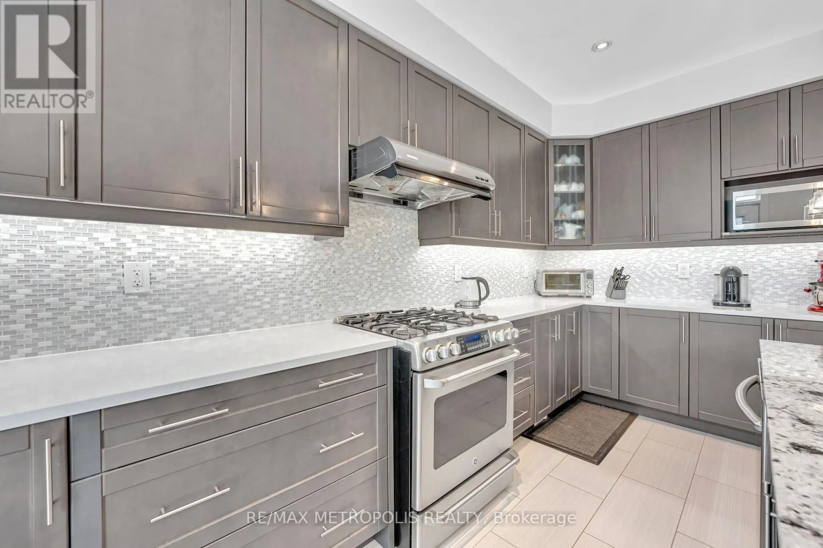 15 RUMBELLOW CRESCENT