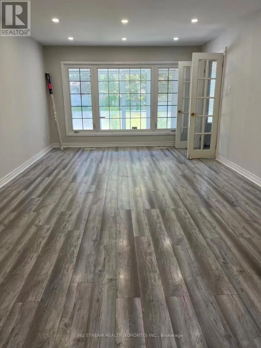UPPER LEVEL - 48 TIDWORTH SQUARE