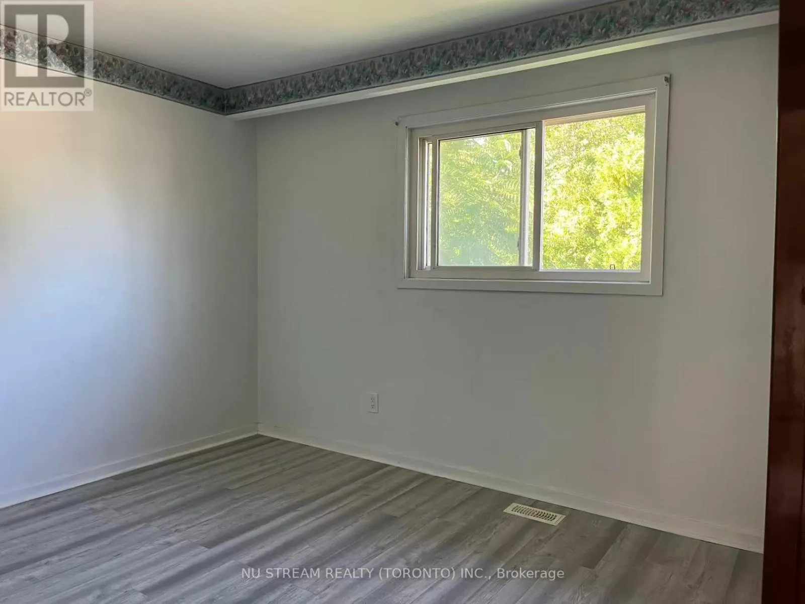 UPPER LEVEL - 48 TIDWORTH SQUARE