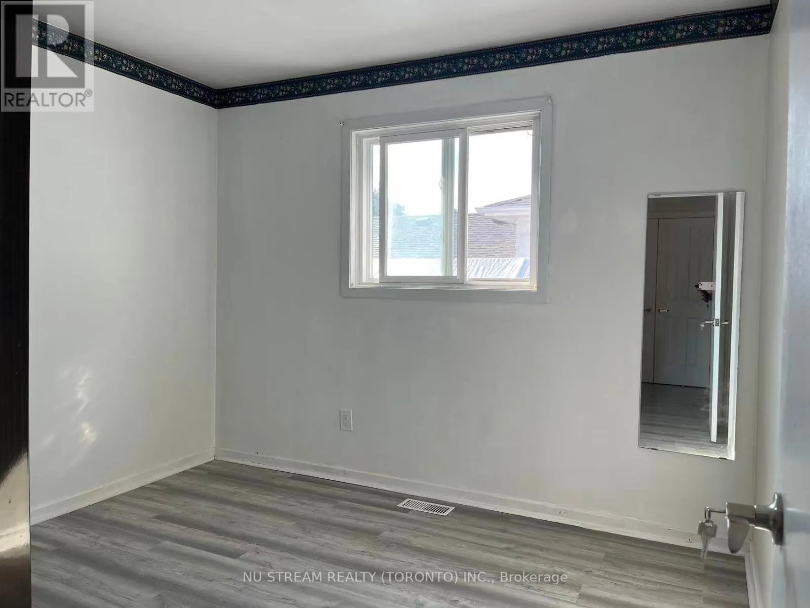 UPPER LEVEL - 48 TIDWORTH SQUARE