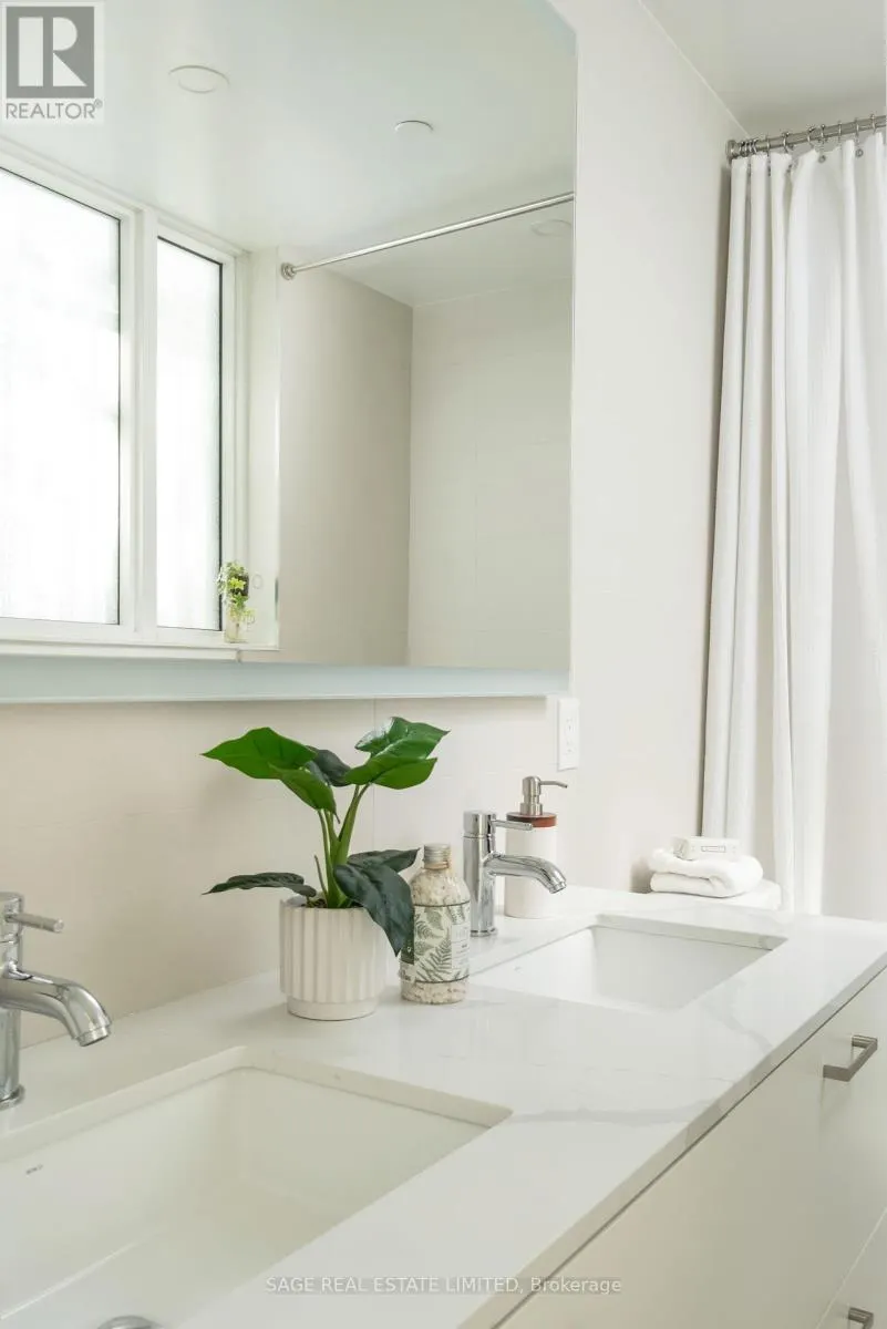 TH01 - 1331 QUEEN STREET E