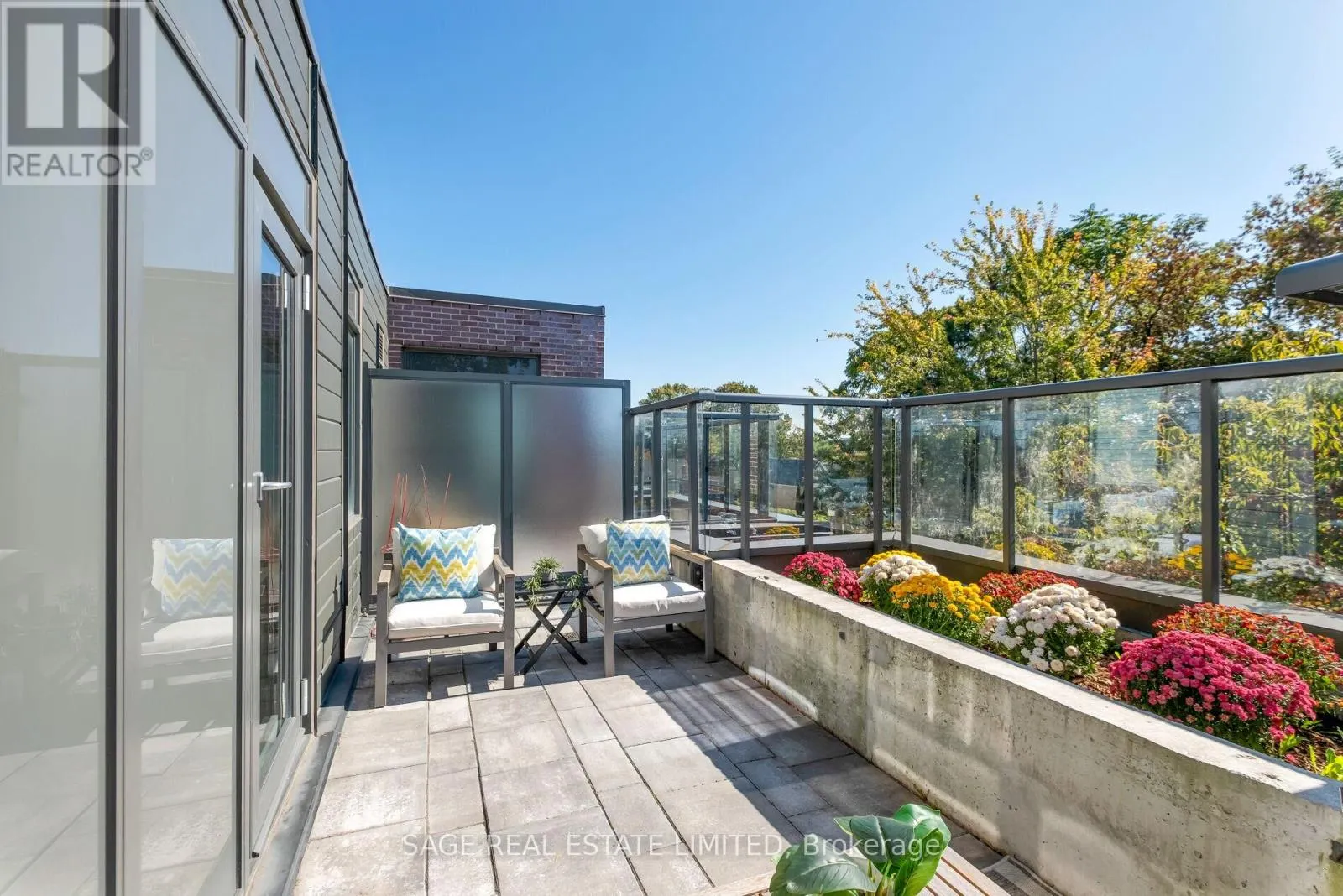 TH01 - 1331 QUEEN STREET E