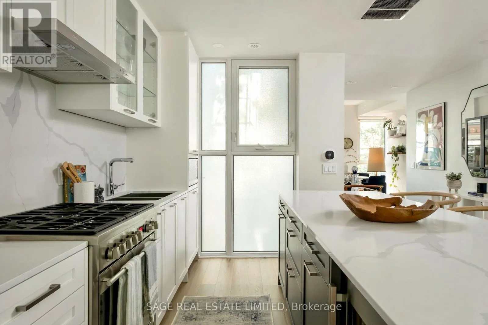 TH01 - 1331 QUEEN STREET E