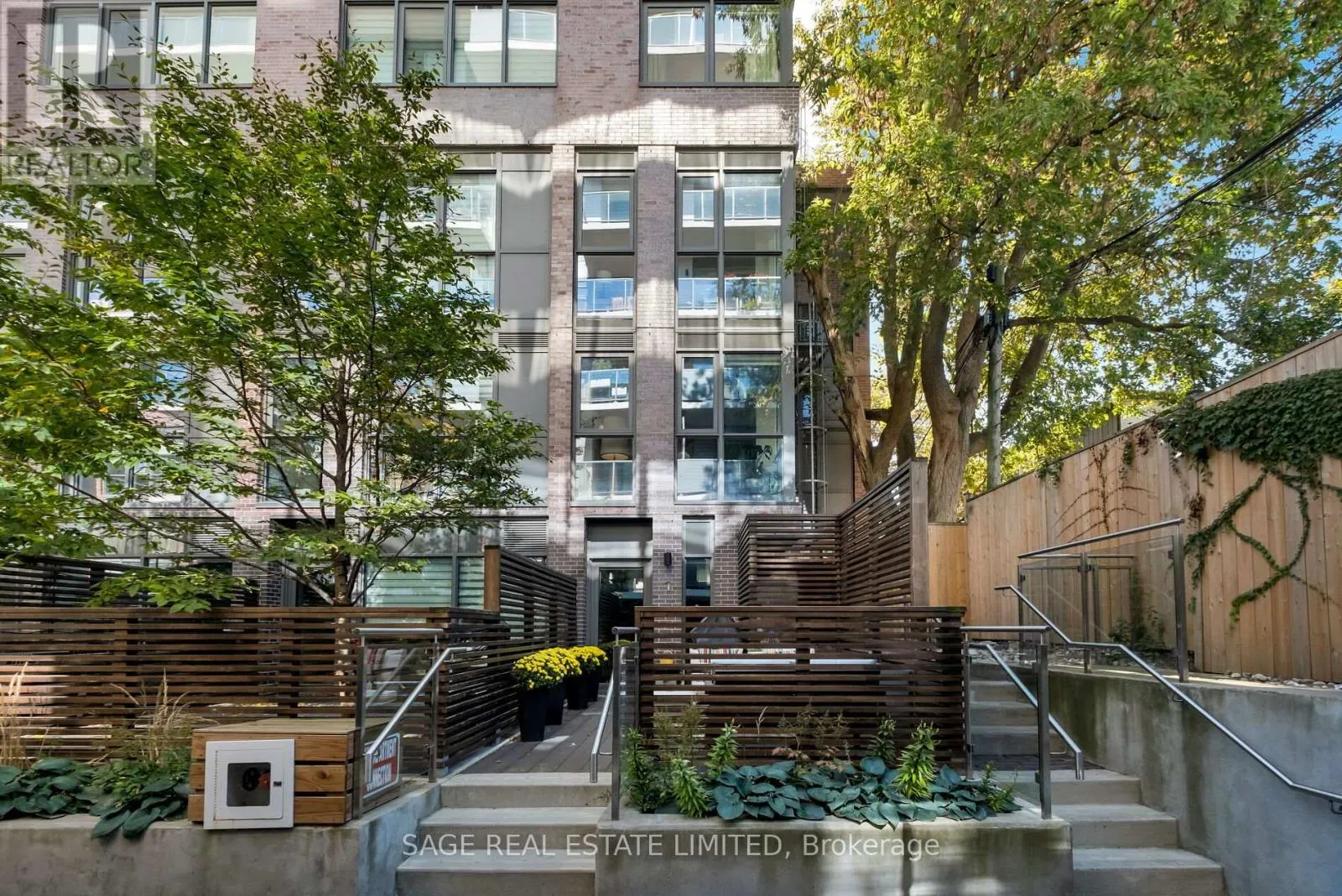 TH01 - 1331 QUEEN STREET E