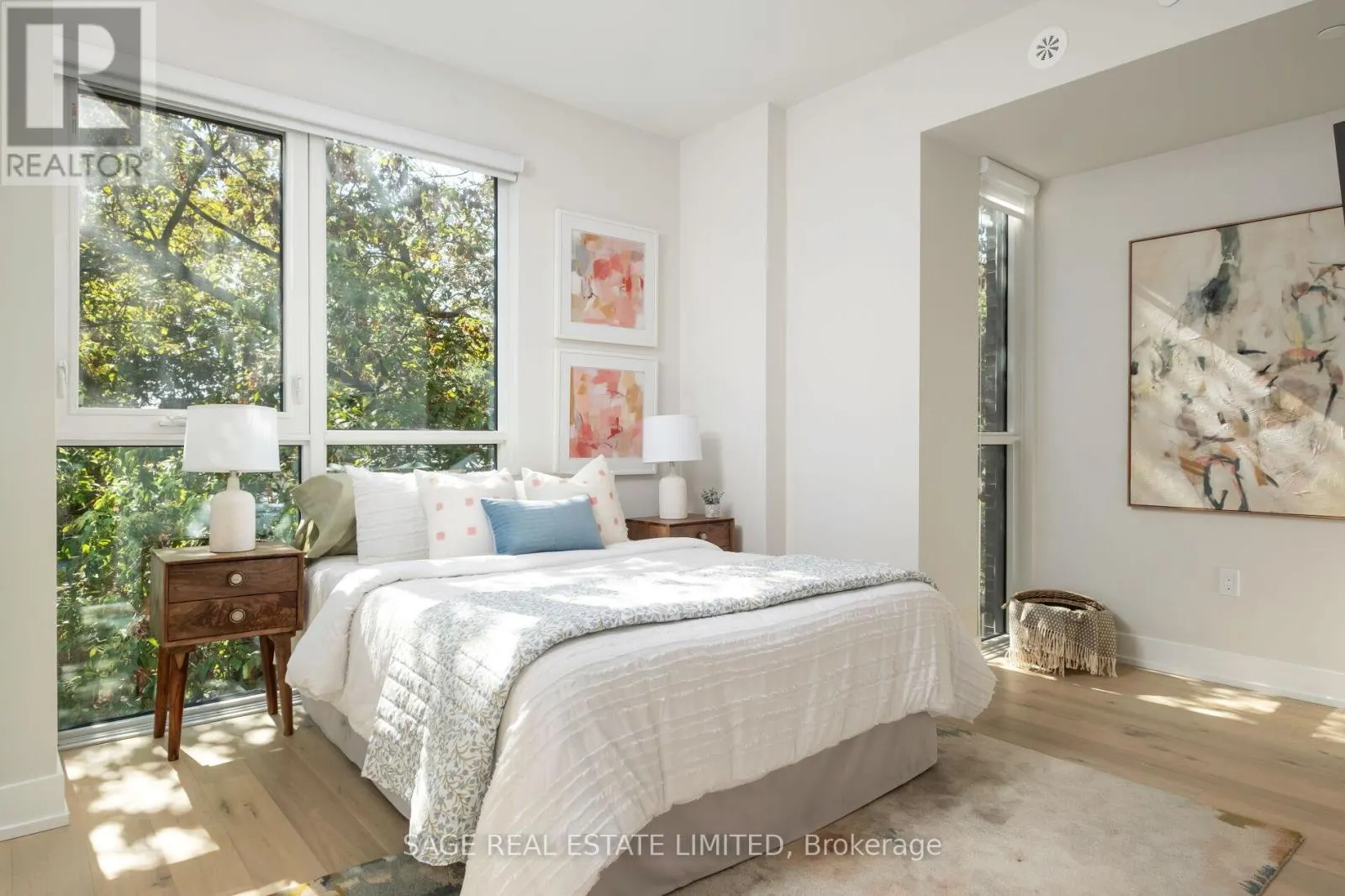 TH01 - 1331 QUEEN STREET E