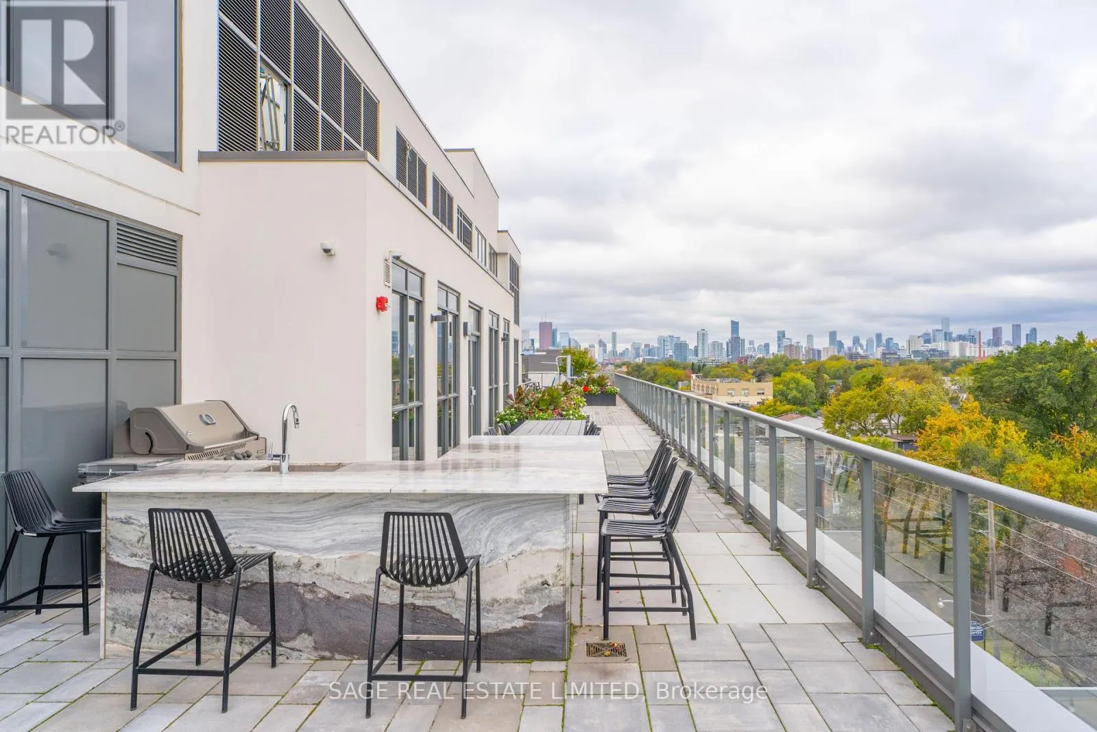 404 - 1331 QUEEN STREET E