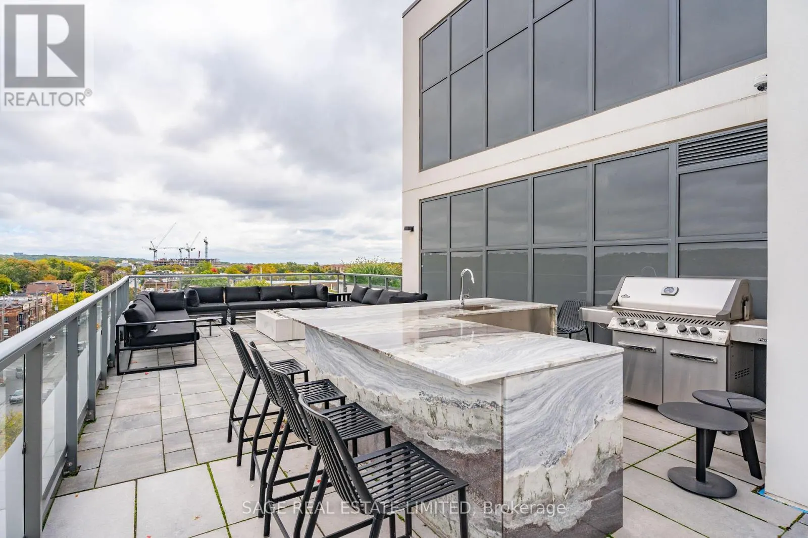 404 - 1331 QUEEN STREET E