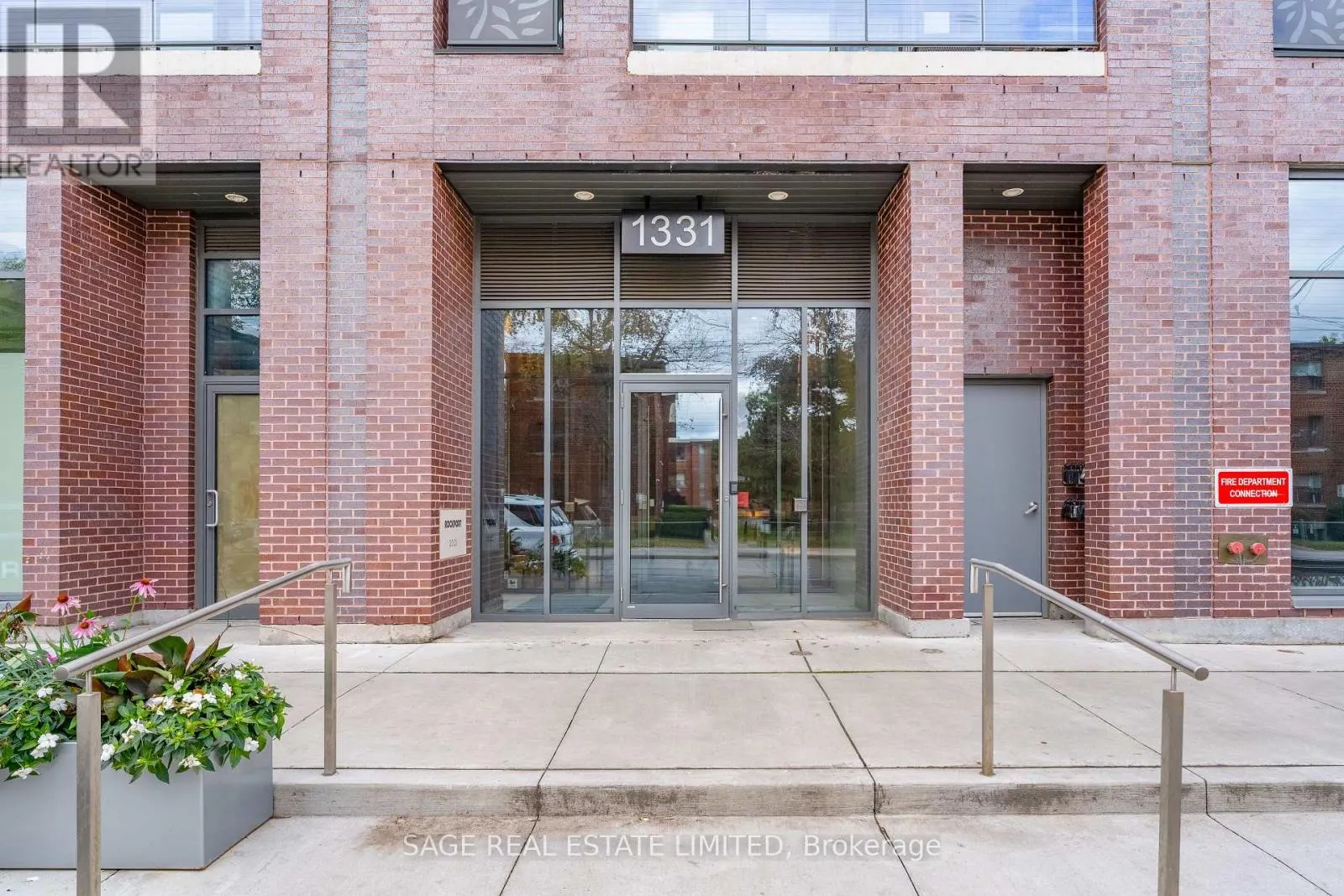 404 - 1331 QUEEN STREET E