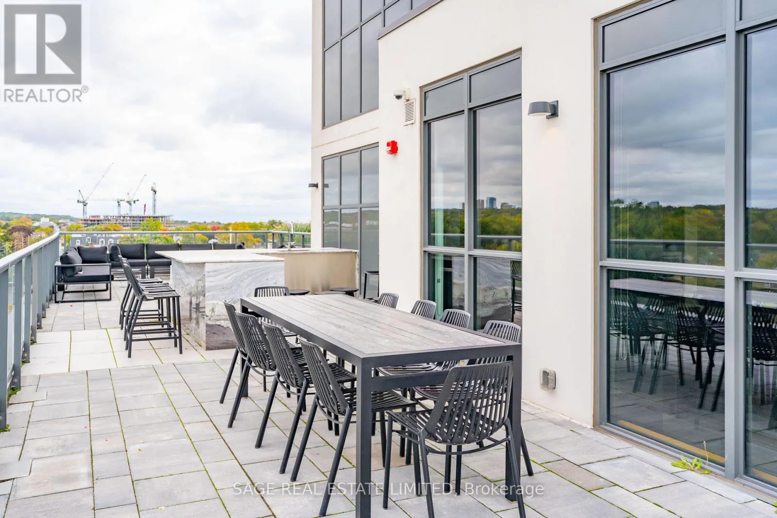 404 - 1331 QUEEN STREET E