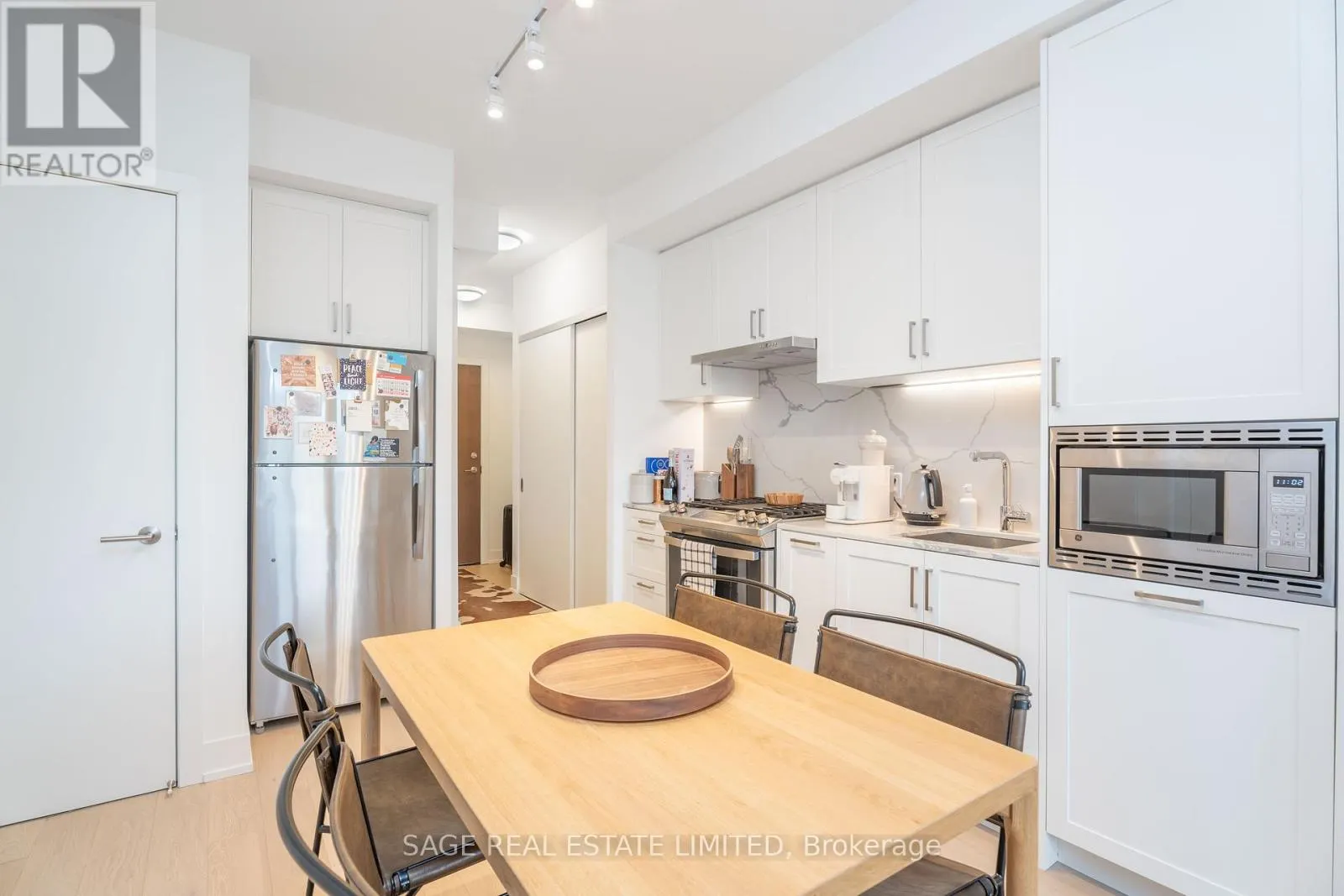 404 - 1331 QUEEN STREET E