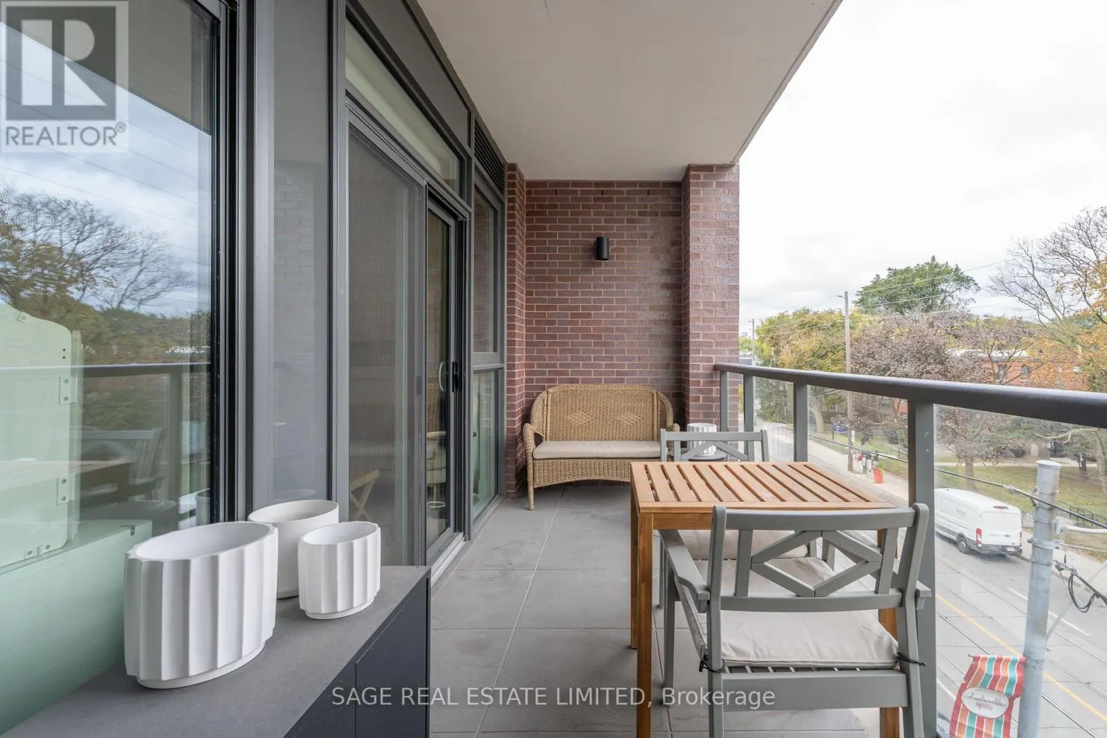 404 - 1331 QUEEN STREET E