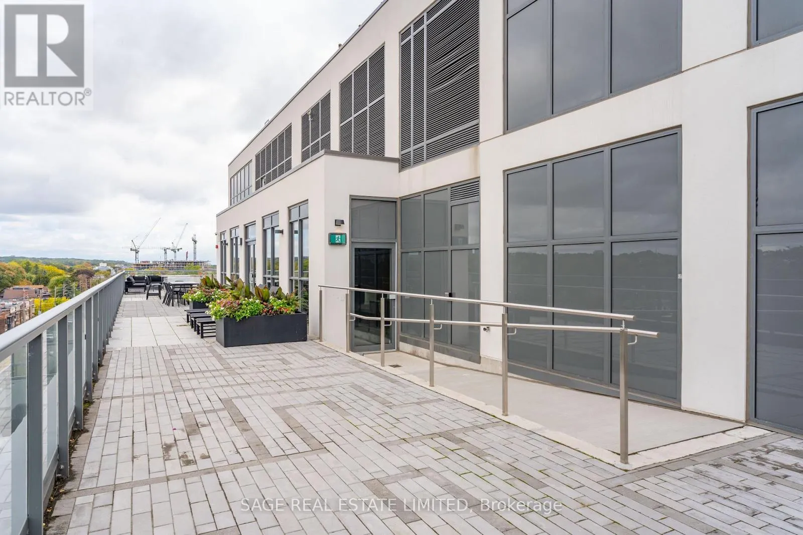 404 - 1331 QUEEN STREET E