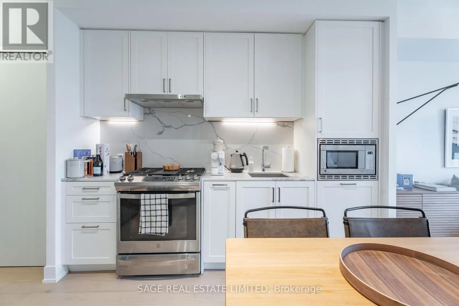 404 - 1331 QUEEN STREET E