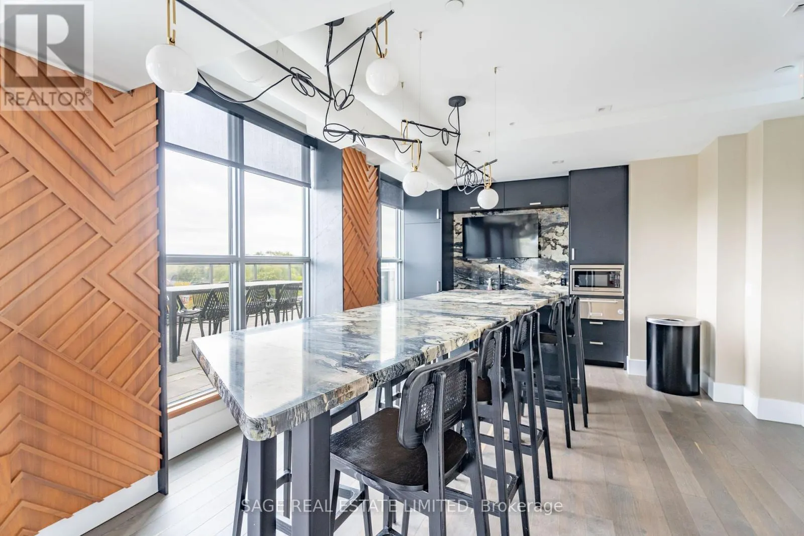404 - 1331 QUEEN STREET E