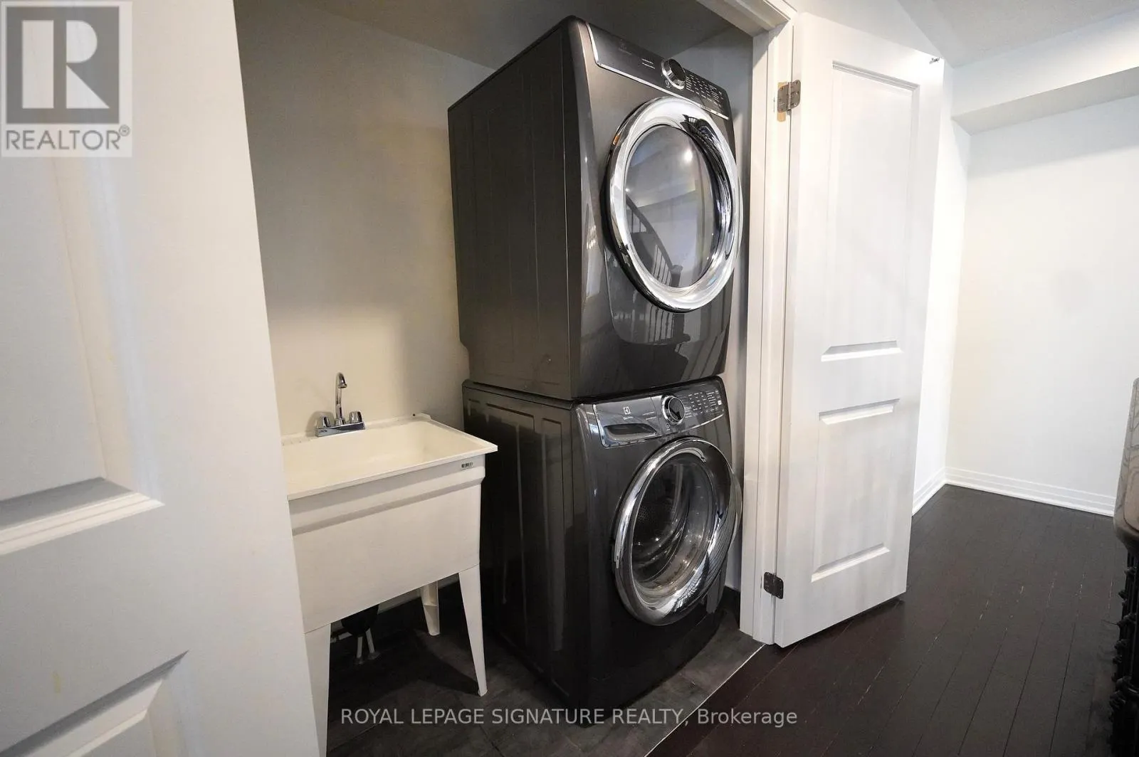 212 LORD ELGIN LANE