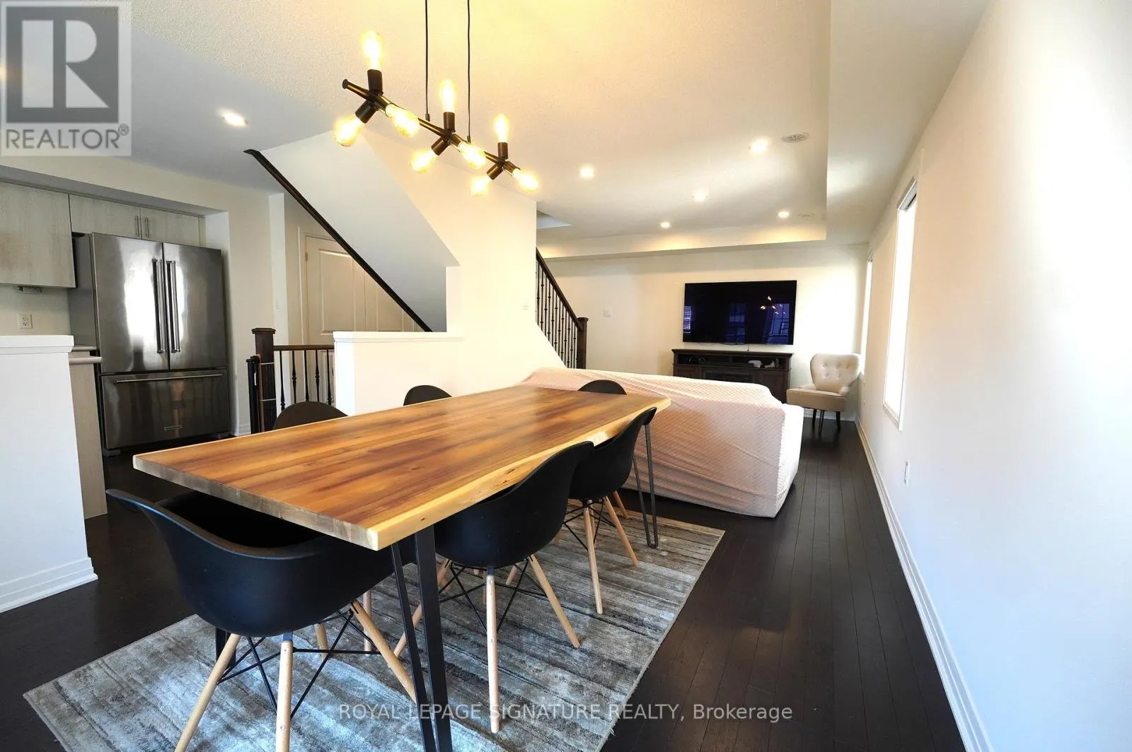 212 LORD ELGIN LANE