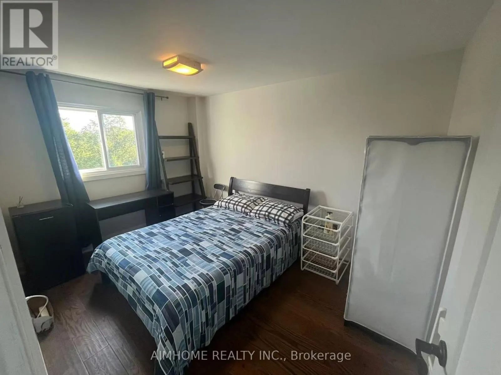 ROOM1 - 24 CARLINGWOOD COURT