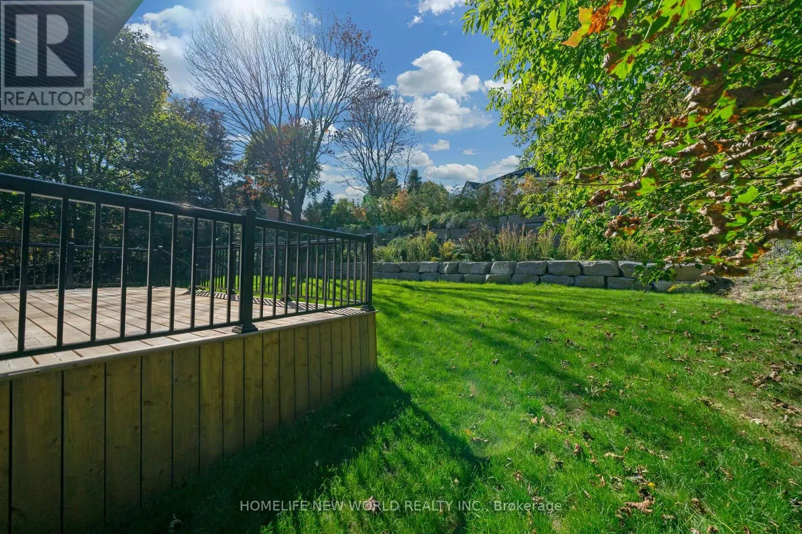696 HILLVIEW CRESCENT