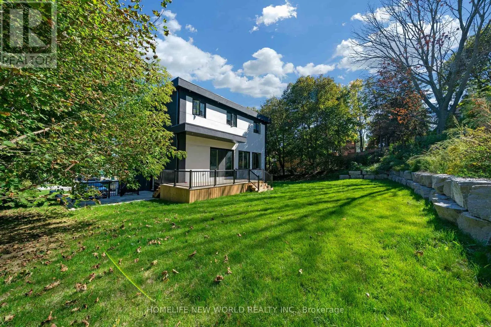 696 HILLVIEW CRESCENT