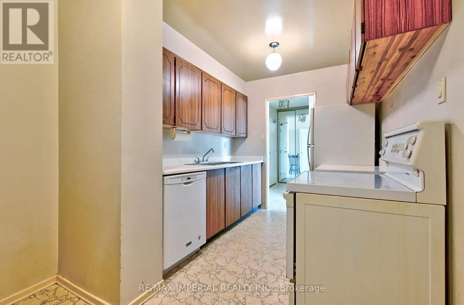 1111 - 45 SILVER SPRINGS BOULEVARD