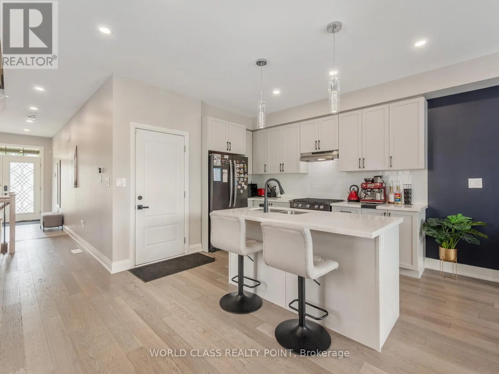 4 - 35 HANNING COURT