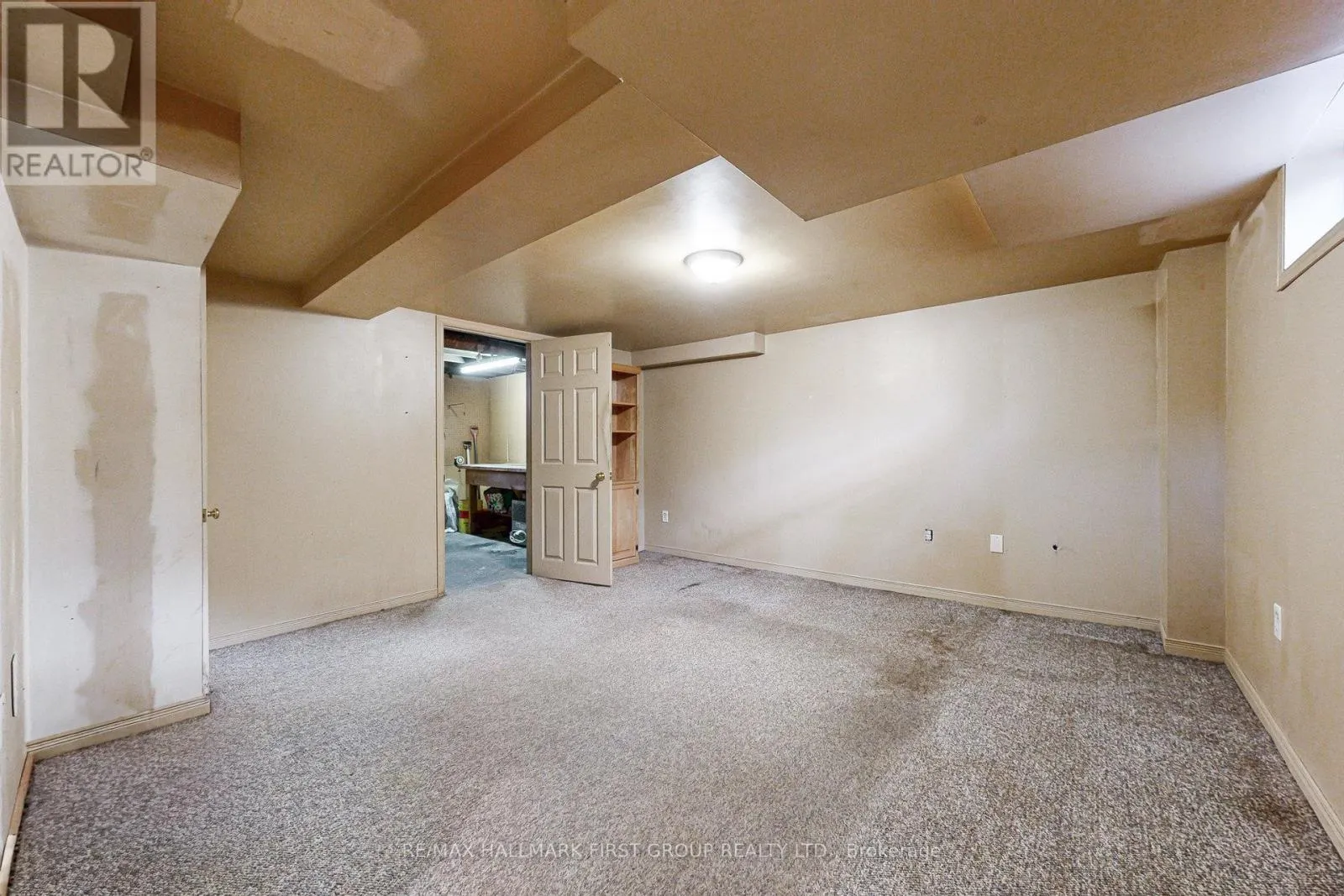 481 SIMCOE STREET N