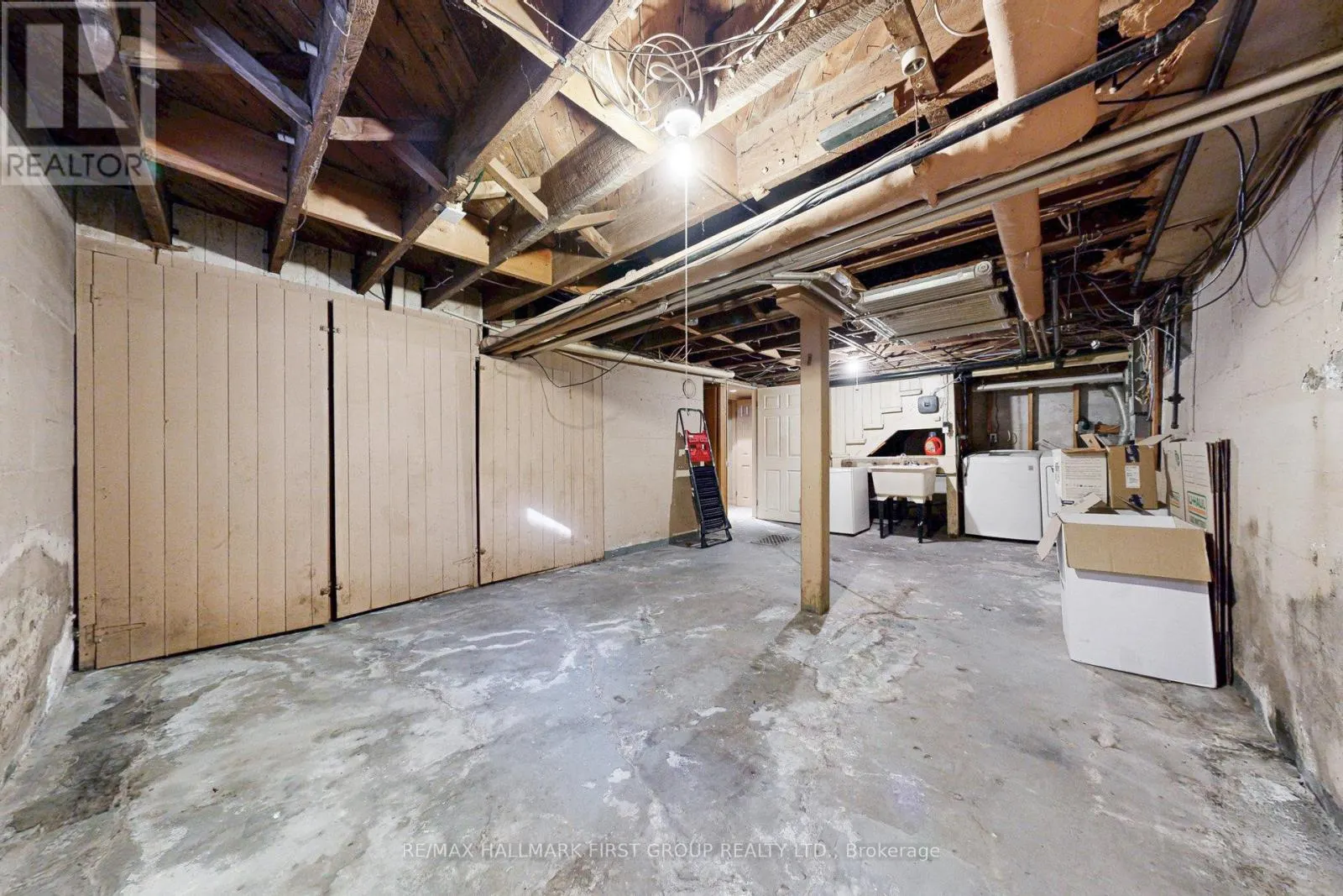 481 SIMCOE STREET N