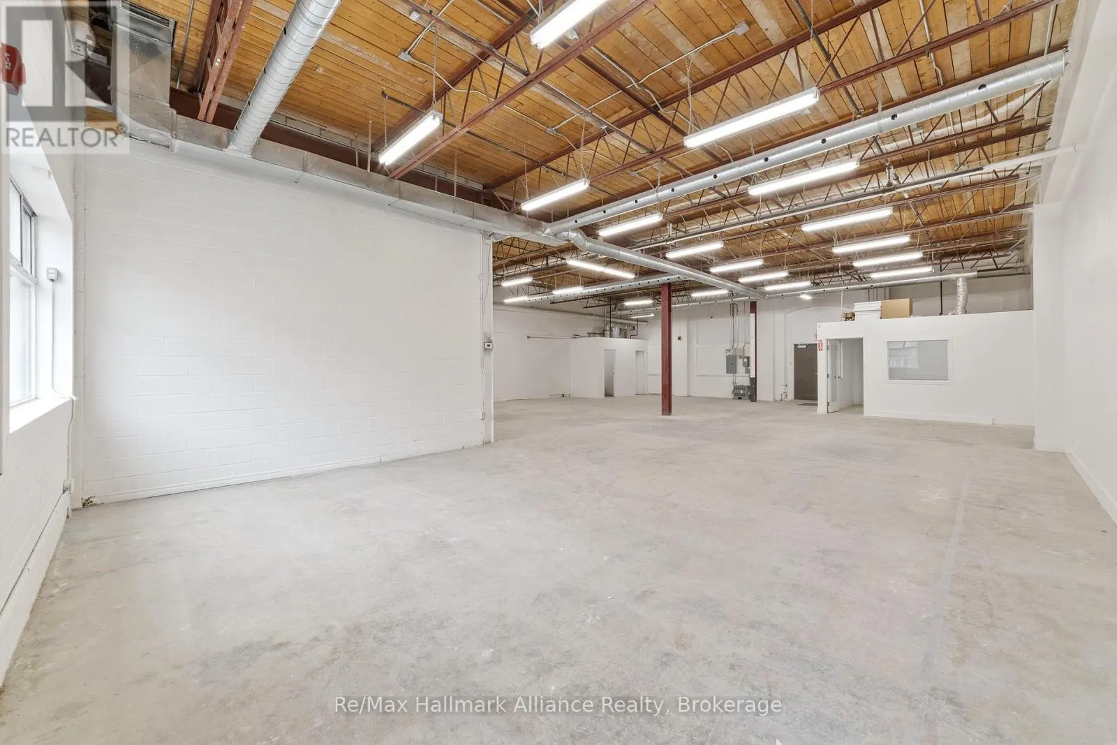 1120 DUNDAS STREET E