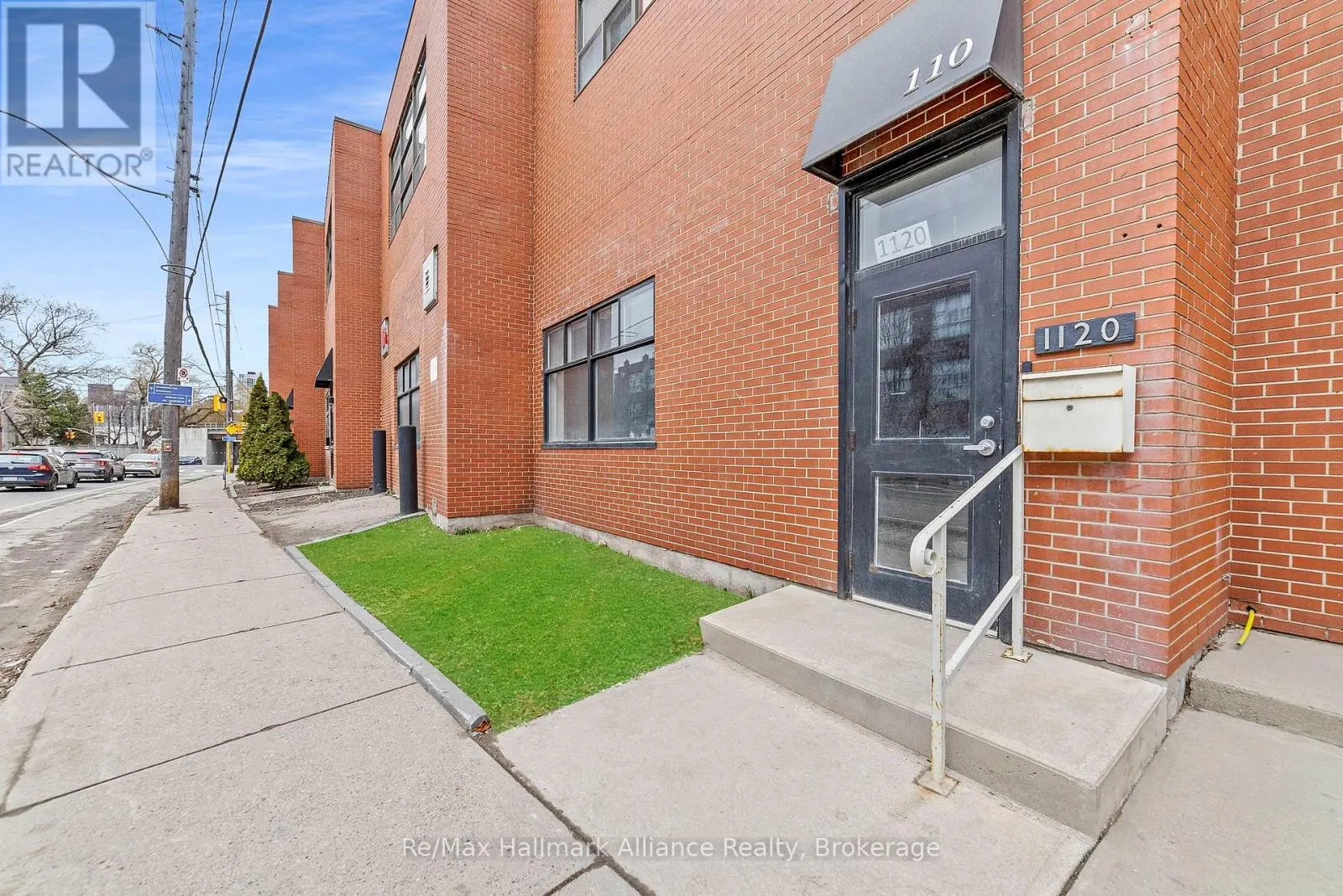1120 DUNDAS STREET E