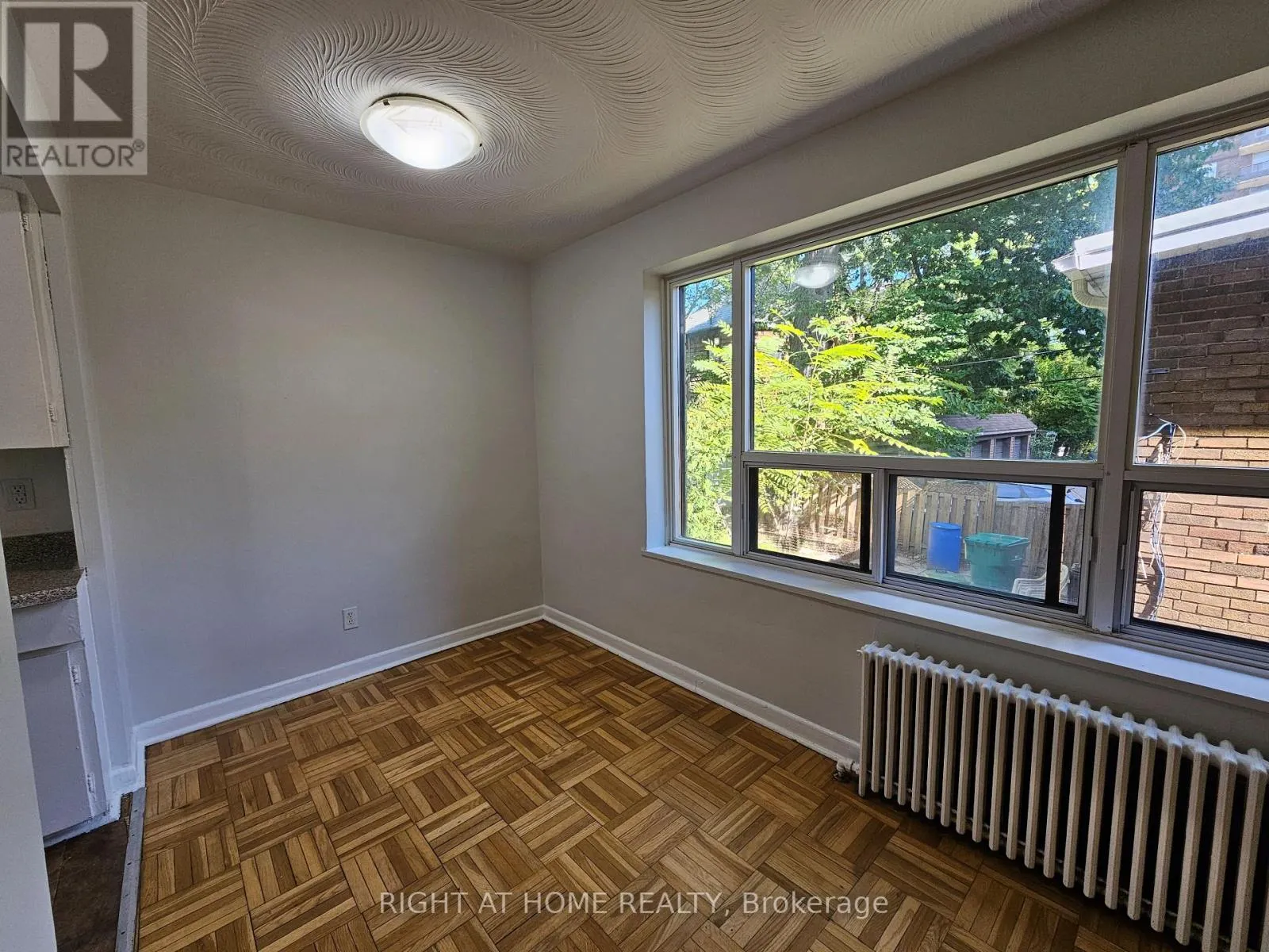 207 - 20 COSBURN AVENUE