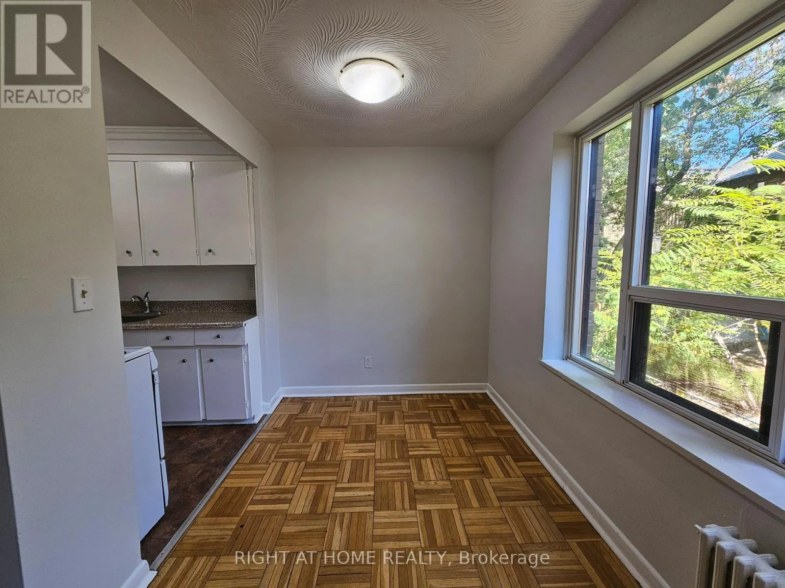 207 - 20 COSBURN AVENUE