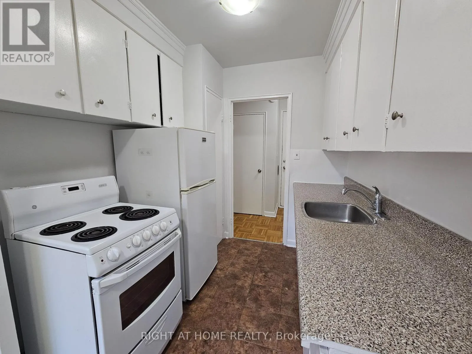 207 - 20 COSBURN AVENUE