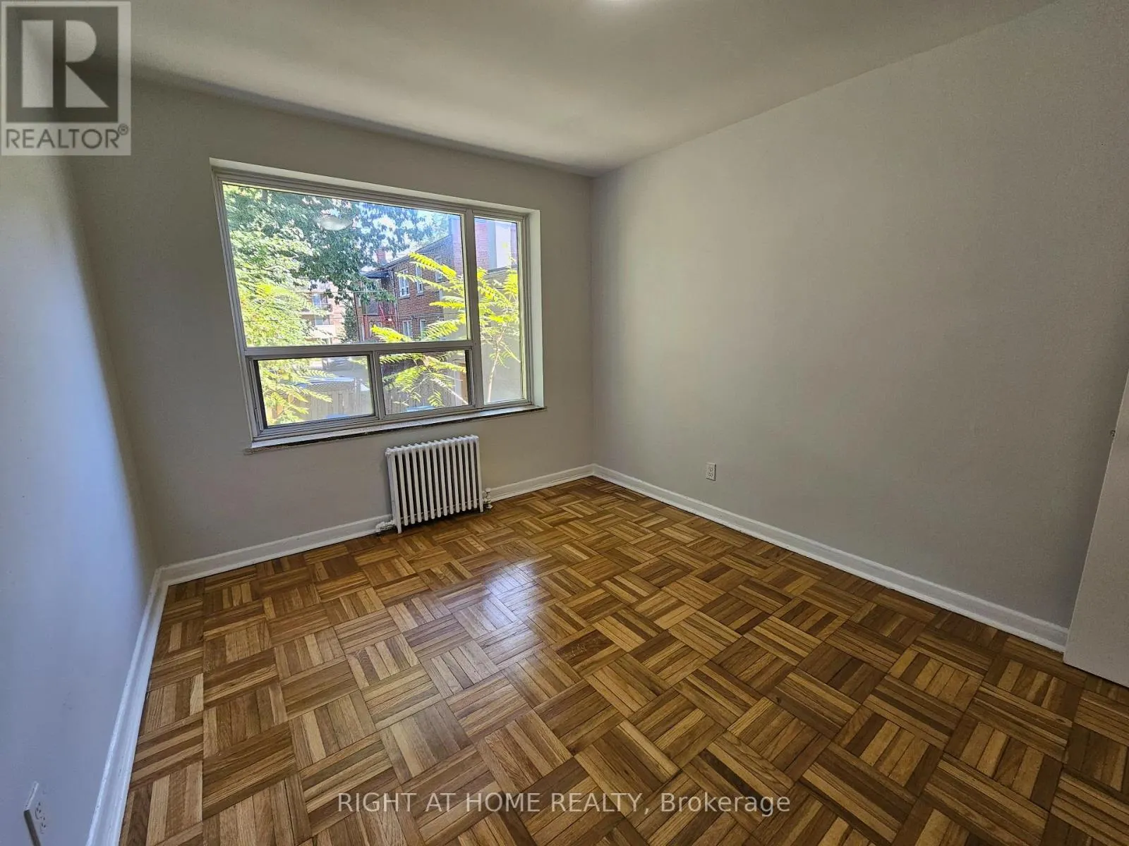 207 - 20 COSBURN AVENUE