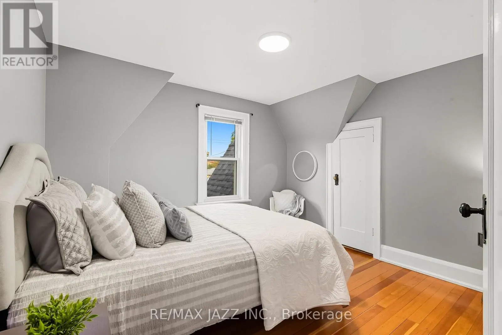 73 COLUMBUS ROAD E