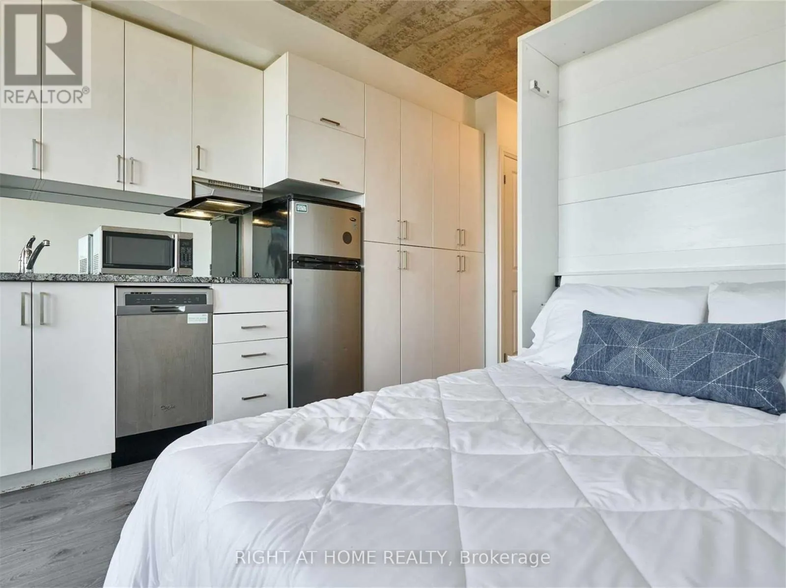 603 - 1900 SIMCOE STREET