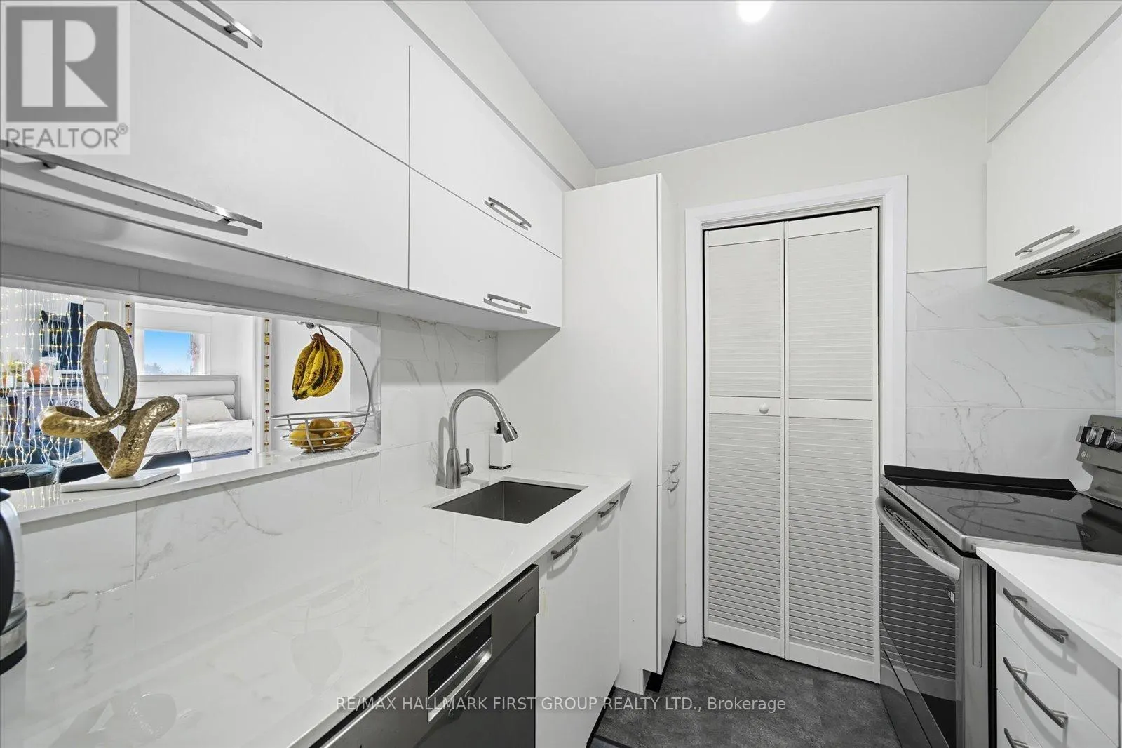 419 - 189 LAKE DRIVEWAY W