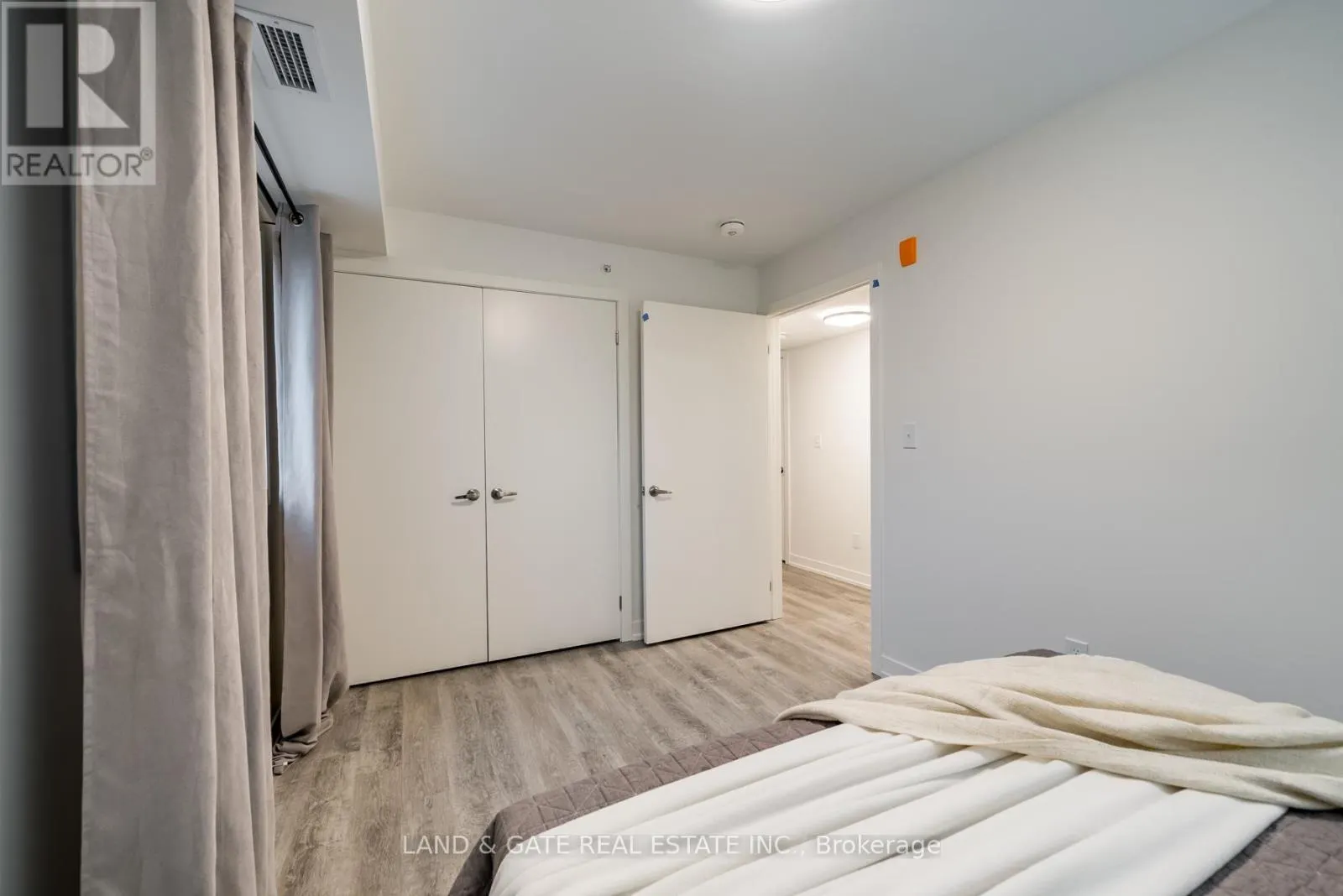 404 - 976 SIMCOE STREET N, #404